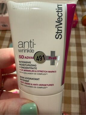 StriVectin White Tube with Magenta Accent Anti-Wrinkle Moisturizer